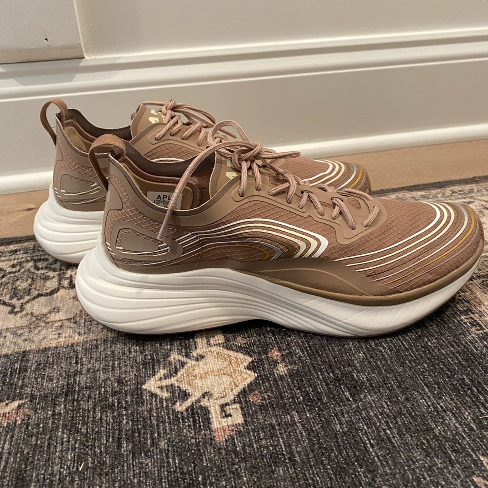 APL Streamline Womens Sneaker Sz 9
